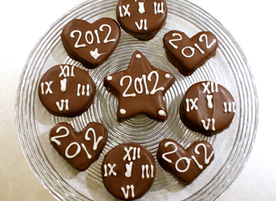 New Year's Clock Cookies - Chocolate-Peppermint Creme Cookies! @candiquik