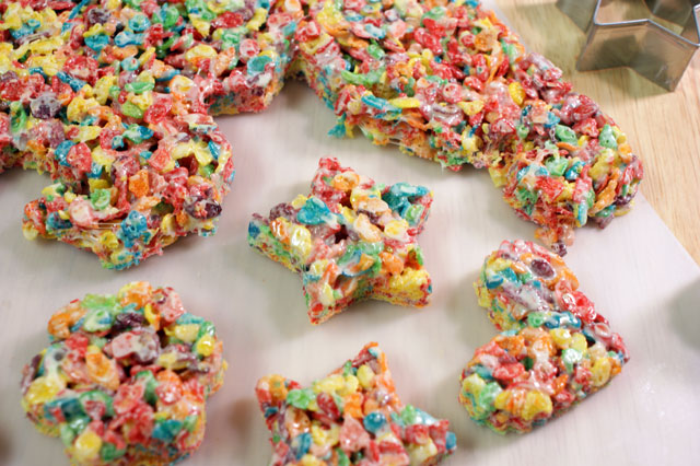 Magic Rainbow Krispie Pops - a fun Fruity Pebble Krispy treat for kids (and you!) @candiquik