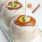 Apple Pie Caramel Apples - the best caramel apples I've tried! @candiquik